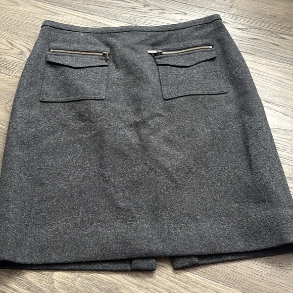 J.Crew | The Perfect Pencil Skirt in Grey / 70% Wool with Zipper Pockets Size 6 - Picture 2 of 11
